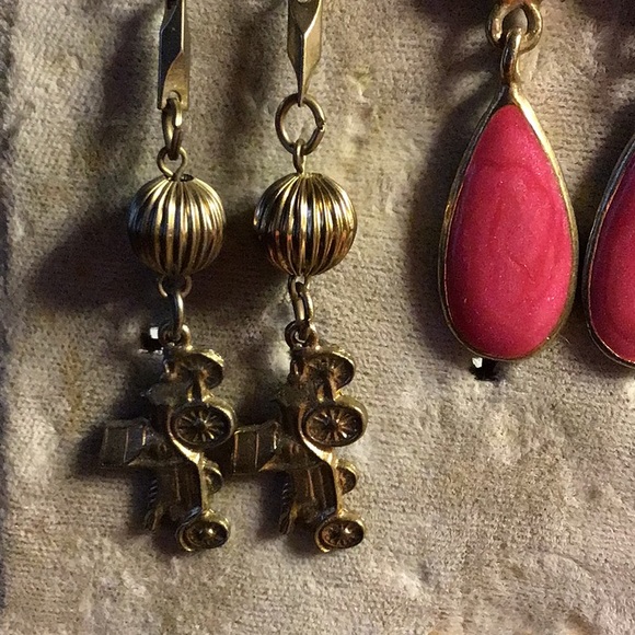 CARS on dangle earrings… gold metal ... old model cars - Picture 8 of 8